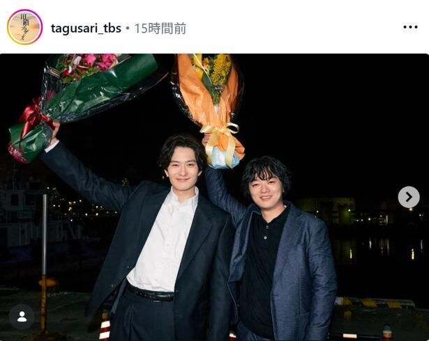 【写真】岡田将生＆染谷将太、花束を高く掲げるクランクアップ時の写真