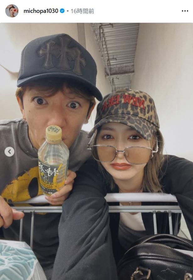 【写真】みちょぱ＆大倉士門、ショッピングカートにもたれる自然体な夫婦ショット