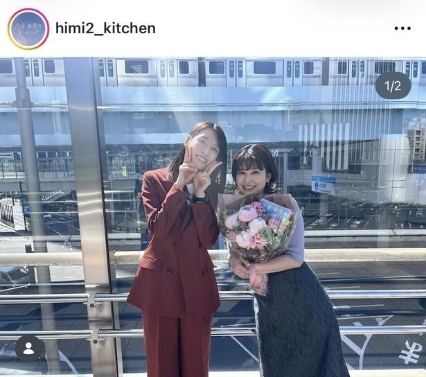 【写真】佐津川愛美＆月城かなと、にこやかに肩寄せ合う2ショット