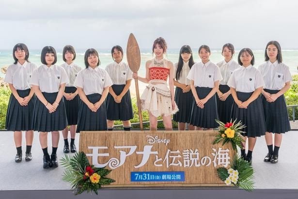 ME:I・TSUZUMI、沖縄で歌声を響かせる 実写版「モアナと伝説の海」劇中歌を地元の現役高校生と生歌唱