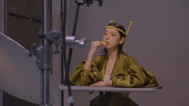 三吉彩花、CM撮影時のメーキングカット