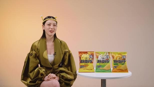 インタビューに応える三吉彩花
