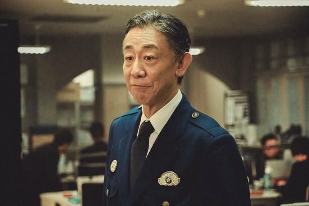 利重剛は夏海(小池栄子)が所属する西池袋署の署長・妹尾和馬を演じる