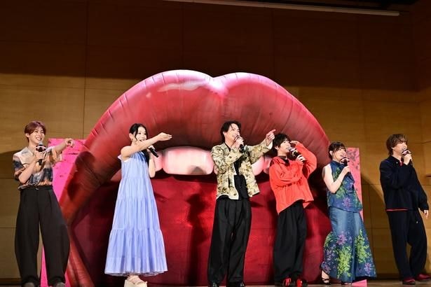 (写真左から)西山智樹、MOMONA、綱啓永、板垣李光人、吉川愛、森愁斗