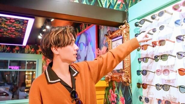 King & Prince、仲良くお互いにサングラスを選び合う姿にファン歓喜「“れんかい”愛おしい」「どっちも似合い過ぎ」＜King & Princeがまちあわせ in LA＞