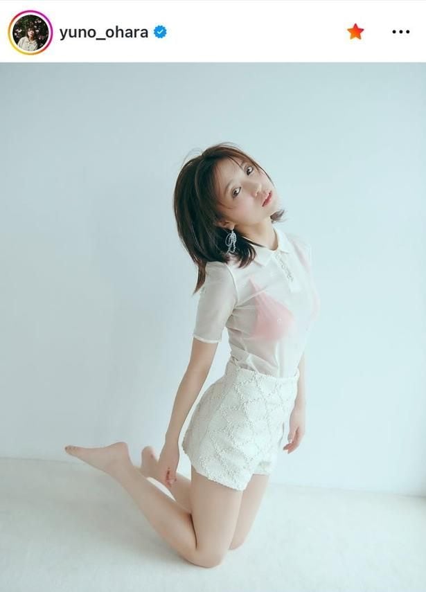 【写真】大原優乃、“脚線美”際立つ淡色スタイル