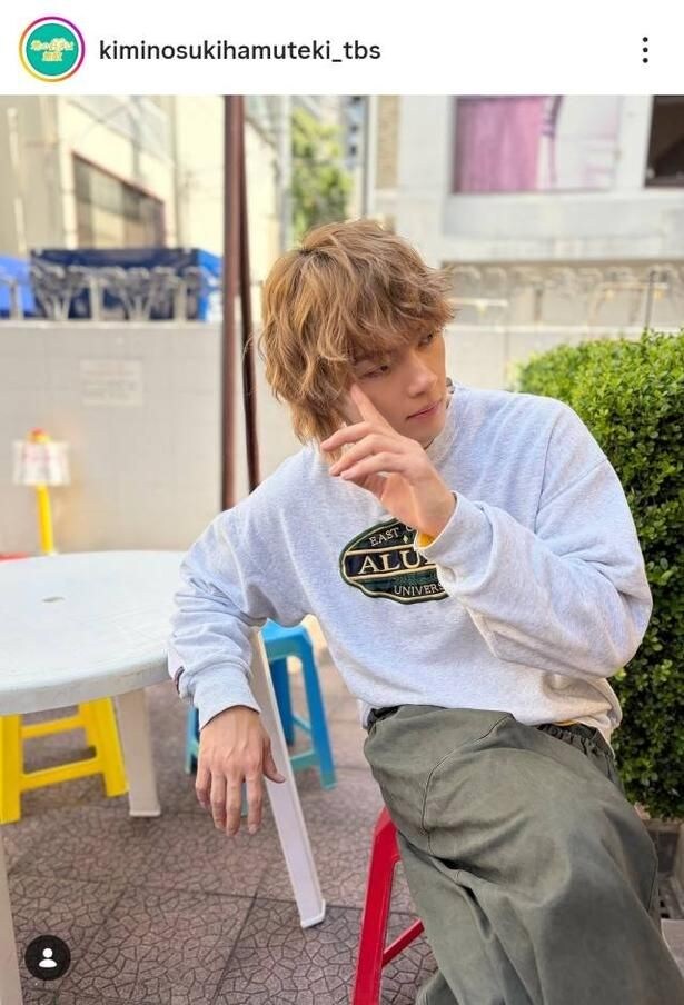 【写真】佐野勇斗、テラスで休憩するオフショ公開