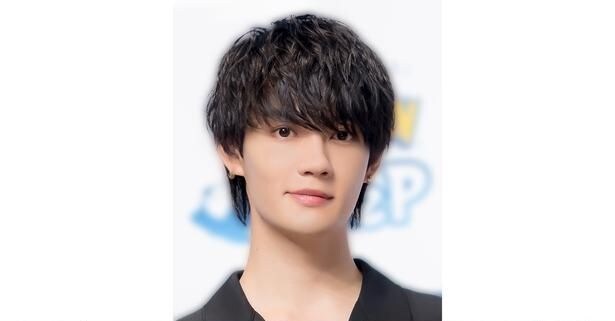 佐野勇斗、茶髪のゆるめパーマがかっこいい休憩中のオフショットに「素敵はやちゃんありがとう」の声<君の好きは無敵>
