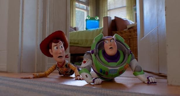 ウッディとバズ、あの頃と変わらないケンカシーンにほっこり シリーズのオマージュ本編映像公開<トイ・ストーリー5>