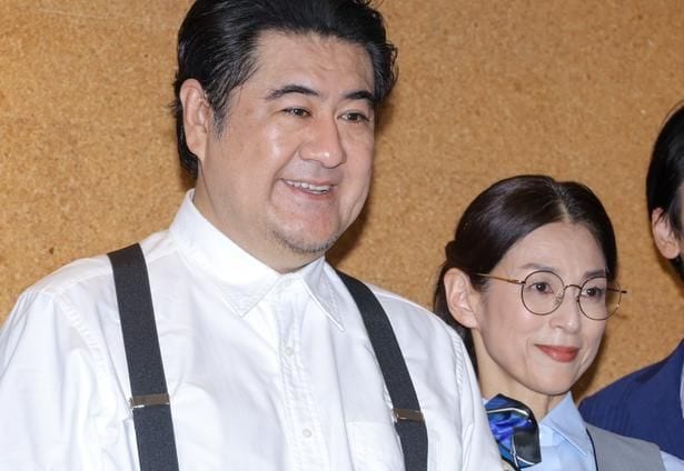 「俺もそろそろシェイクスピア・シリーズ『コテンペスト』」囲み取材会に登場した小手伸也、鈴木保奈美(写真左から)