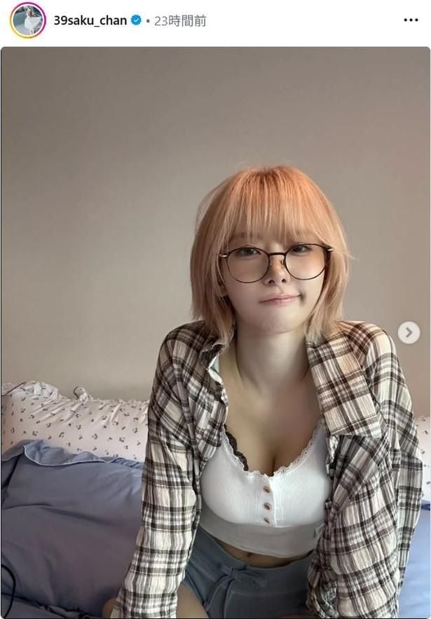 【写真】メガネ×チェックシャツでラフコーデなLE SSERAFIM・SAKURA