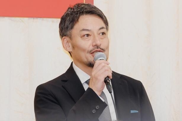 山口馬木也、花束を手にしたクランクアップ姿に反響「花束持ってる姿さえもシブイ」＜銀河の一票＞