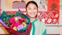 小池栄子、クランクアップで「食の大事さを学ばせてもらった」と笑顔　中村蒼、玉置玲央らのコメントも＜ムショラン三ツ星＞