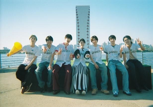 おそろいのシャツを着て韓国を満喫する中森明菜とSixTONES