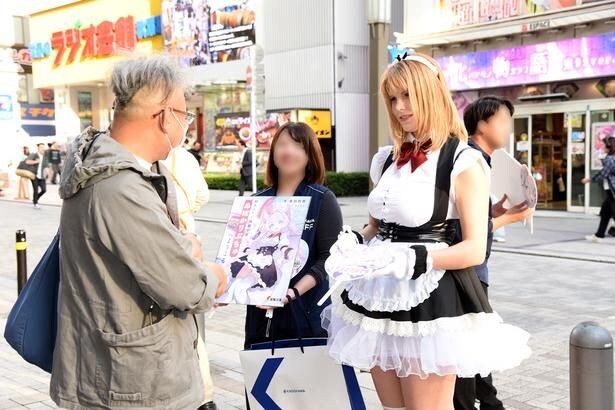 作品の世界観をイメージしたオリジナルのメイド服を着こなすネトーチカ