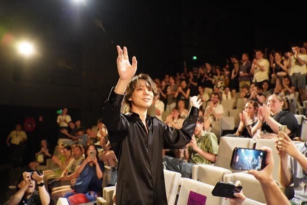 「アヌシー国際アニメーション映画祭2026」にて上映後に拍手に応える門脇康平監督