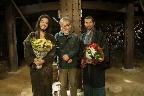 <黒牢城>“596秒”ものロングメイキング映像解禁 本木雅弘、菅田将暉、宮舘涼太らの笑顔、気迫…激動の撮影期間が凝縮