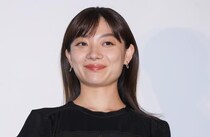 三浦透子、赤い花束を抱えクランクアップ…笑顔のオフショットに「大大大ファンになりました」の声＜銀河の一票＞
