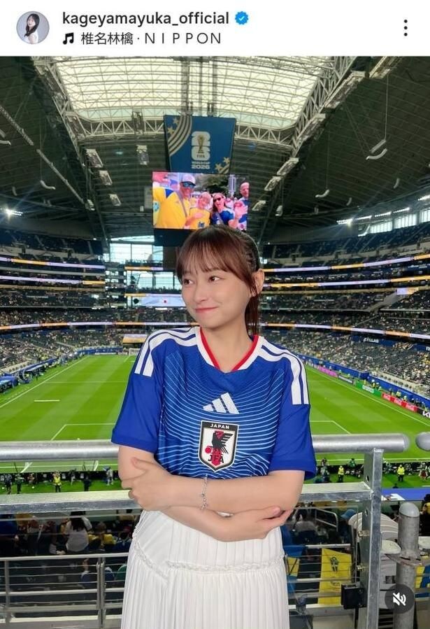 【写真】影山優佳、白のロングスカートにユニを合わせたスマイルショット