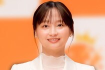 影山優佳、代表ユニ&白のロングスカート姿がかわいいオフショットに「いい笑顔」の声
