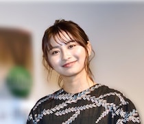 “オフショル”の美肩×デコルテが輝く…ロン・モンロウ、“大人フェミニン”なワンピに「美しい」「爽やか」