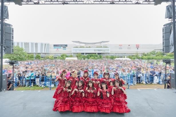 (前列左より)蟹沢萌子、鈴木瞳美、冨田菜々風、永田詩央里、谷崎早耶　(後列左より)河口夏音、川中子奈月心、尾木波菜、本田珠由記、櫻井もも、落合希来里