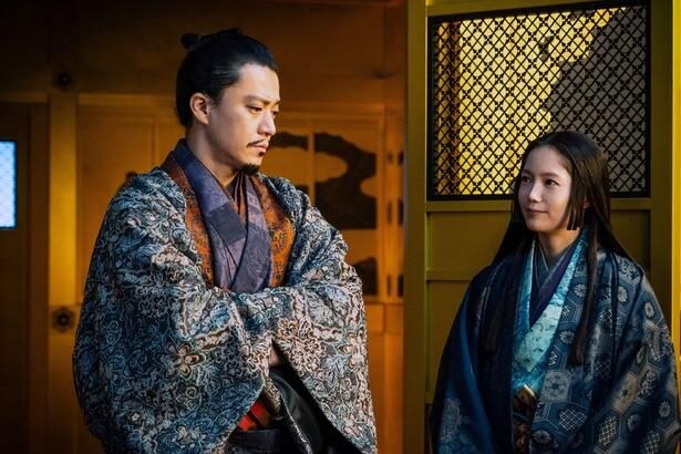 織田信長(小栗旬)の真意を突く市(宮崎あおい)