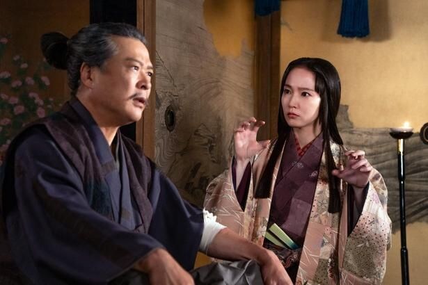安藤守就(田中哲司)の“熊ポーズ”を真似る慶(吉岡里帆)