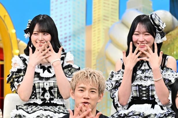 かわいらしいポーズを決める=LOVEの佐々木舞香＆野口衣織と浦川翔平(THE RAMPAGE)