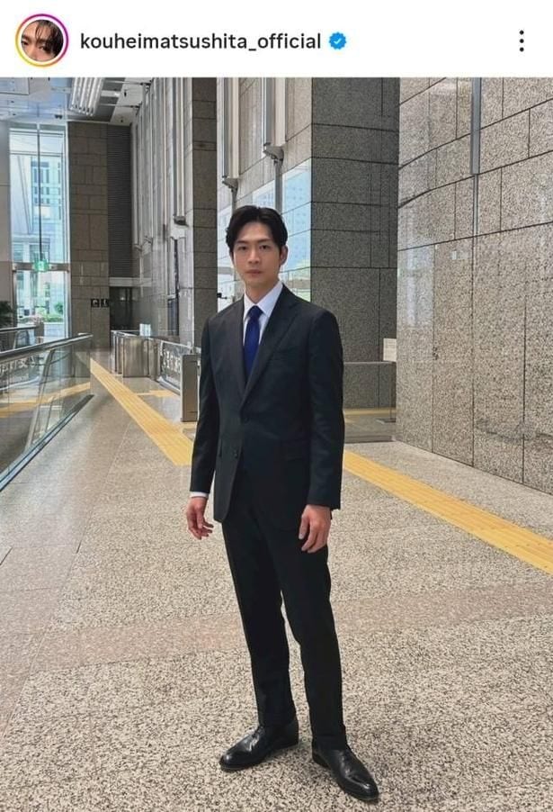 【写真】スーツ姿がスタイル抜群の松下洸平