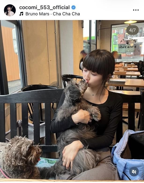 【写真】Cocomi、愛犬とキスをするプライベートショット