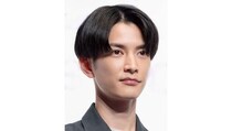 渡邊圭祐、大きな花束を抱え笑顔でクランクアップ…「本当に素晴らしい役でした」と反響＜銀河の一票＞
