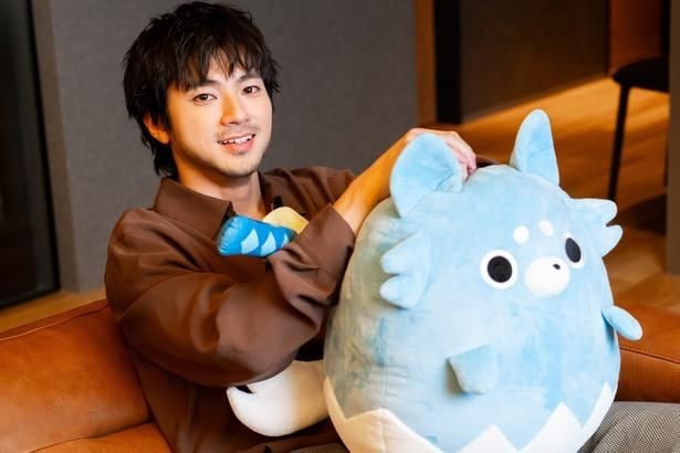 「ちるらん 新撰組鎮魂歌」の公式キャラクター・まことを抱えて笑顔を見せる山田裕貴