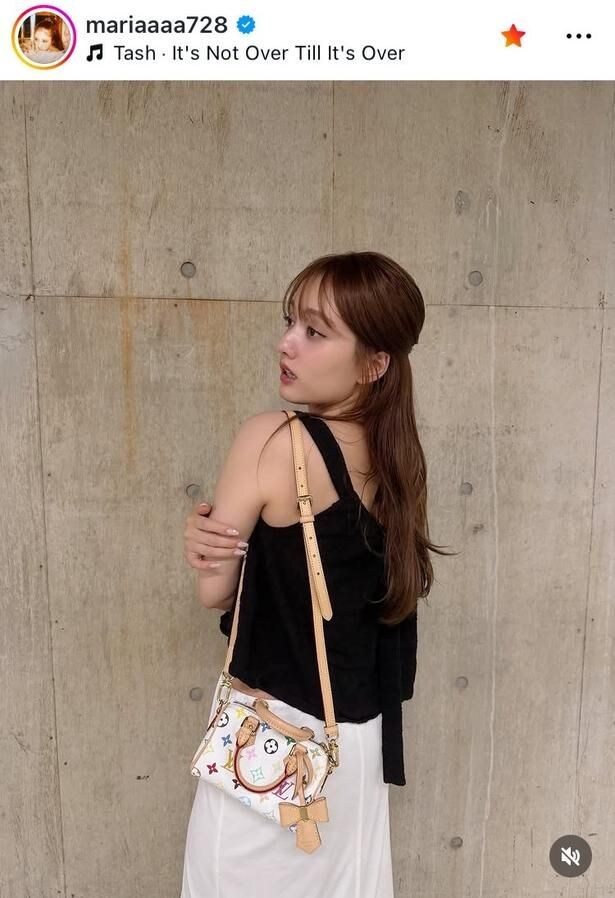 【写真】谷まりあ、黒白コーデで“美肩×美背中”見せの姿