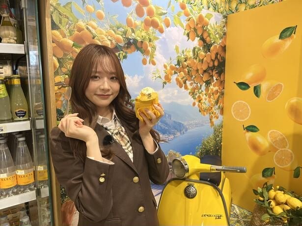 【写真】レモンを使ったデザートを堪能する森香澄