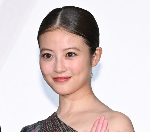 今田美桜&戸次重幸、肩寄せ合うの笑顔の仲良しオフショットに「かわいい」の声＜クロスロード＞