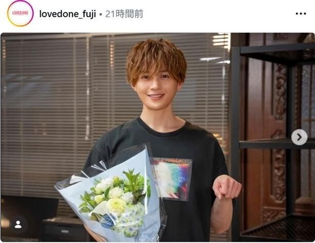 【写真】八木勇征、花束を片手に“ラブドワンポーズ”