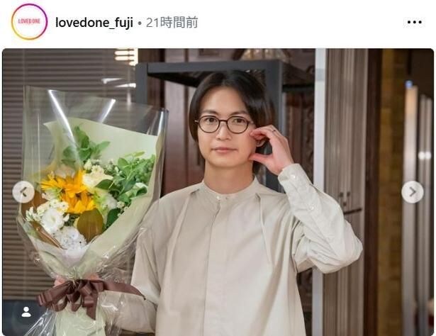 【写真】綱啓永、花束を持って“片手ハートポーズ”がかわいい