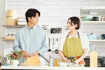早見あかり“タキ”と伊藤健太郎“レイ”は仕事を通じて“おいしい”時間を共有するように　“グルメ”×“不倫”のラブストーリーが開幕＜一緒にごはんをたべるだけ＞