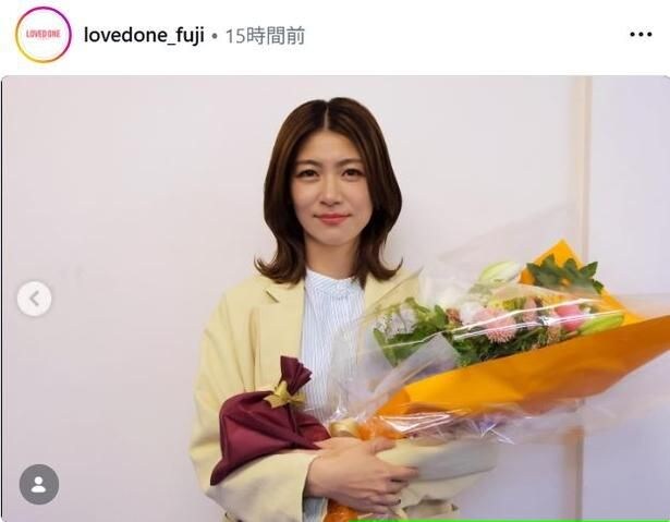 【写真】瀧内公美、オレンジの花束で元気にクランクアップを迎える