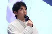 ディーン・フジオカ＆瀧内公美“異色のバディ”、花束抱え笑顔でクランクアップ写真に反響＜LOVED ONE＞
