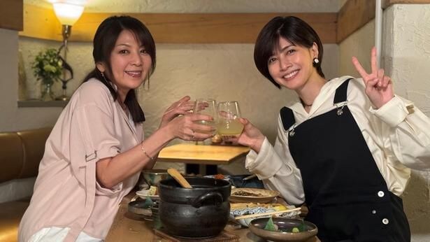 飯島直子、内田有紀と初サシ飲み「最後から二番目の恋」の貴重エピソードで大盛り上がり＜飯島直子の今夜一杯いっちゃう？＞