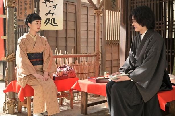 りん(見上愛)とシマケン(佐野晶哉)は互いの近況を語り合う