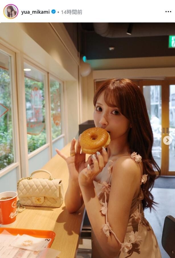 【写真】三上悠亜、ドーナツを手にした“あざとショット”