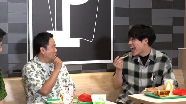 ポテトを味わう津田と川島明