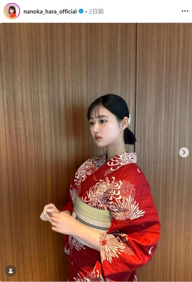 【写真】原菜乃華、赤を基調とした花柄の浴衣をまとったショット