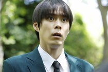 細田佳央太“龍介”は幼い頃に住んでいた奇妙な占いの風習がある町へ戻る…ある日、その占いをきっかけに事件が起きる＜ストレンジ＞