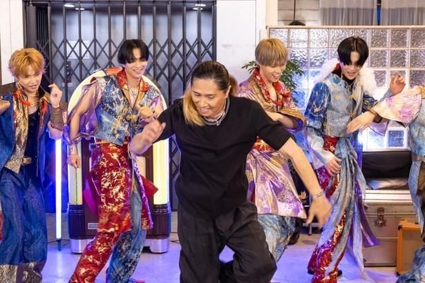 FANTASTICSとSAM、DJ KOOによるコラボダンスを披露