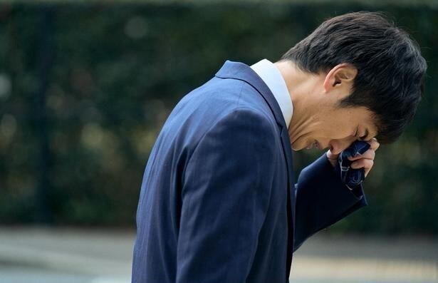厳しい再就職の道に涙ぐむアラフォー主人公