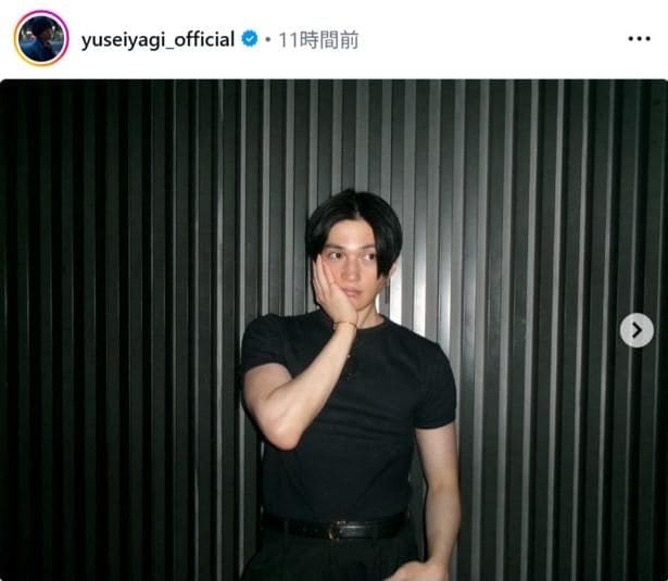 【写真】八木勇征、筋肉を魅せる黒Tと“あざとかわいい”ポーズのギャップショット